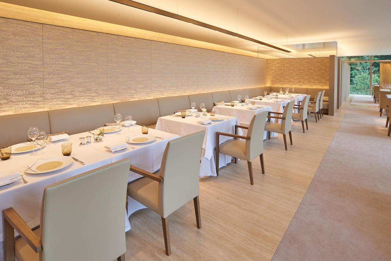 Отель The Okura Токио Экстерьер фото Restaurant "Les Cols"
