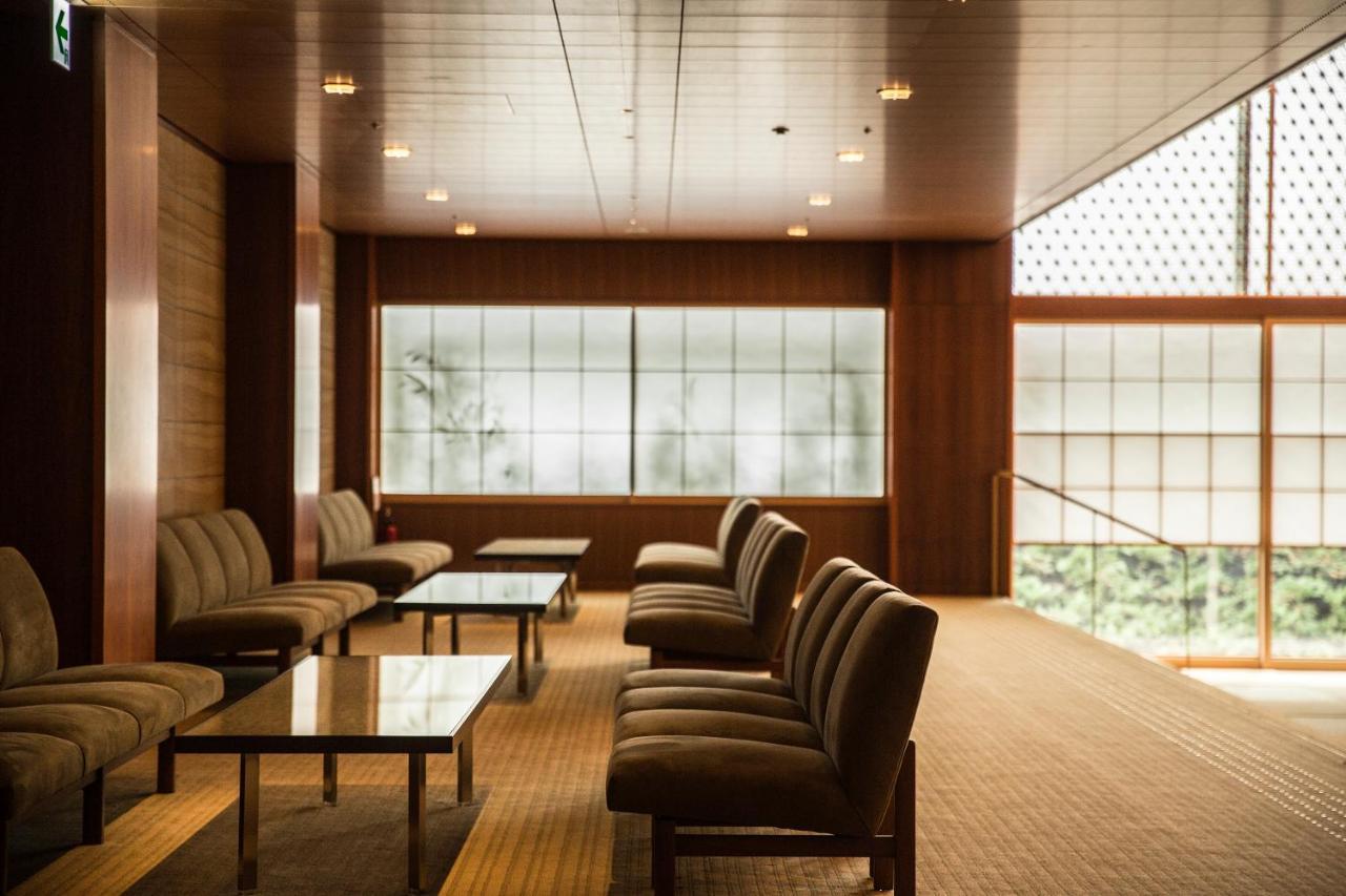 Отель The Okura Токио Экстерьер фото The interior of the lounge