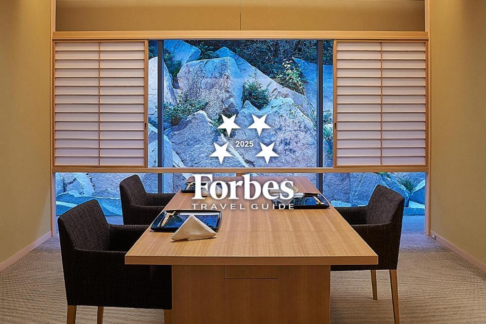 Отель The Okura Токио Экстерьер фото Forbes Travel Guide logo