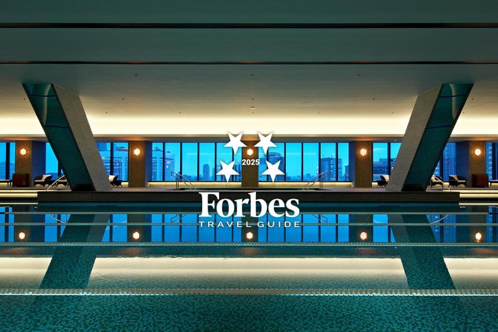 Отель The Okura Токио Экстерьер фото Forbes Travel Guide logo