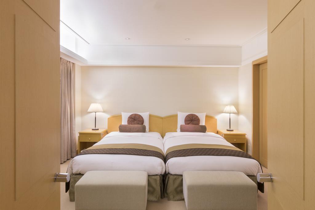 Отель The Okura Токио Экстерьер фото A bedroom at the hotel